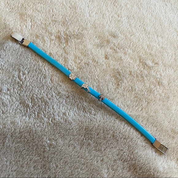 Blue rubber bracelet with silver charms - Picture 3 of 8